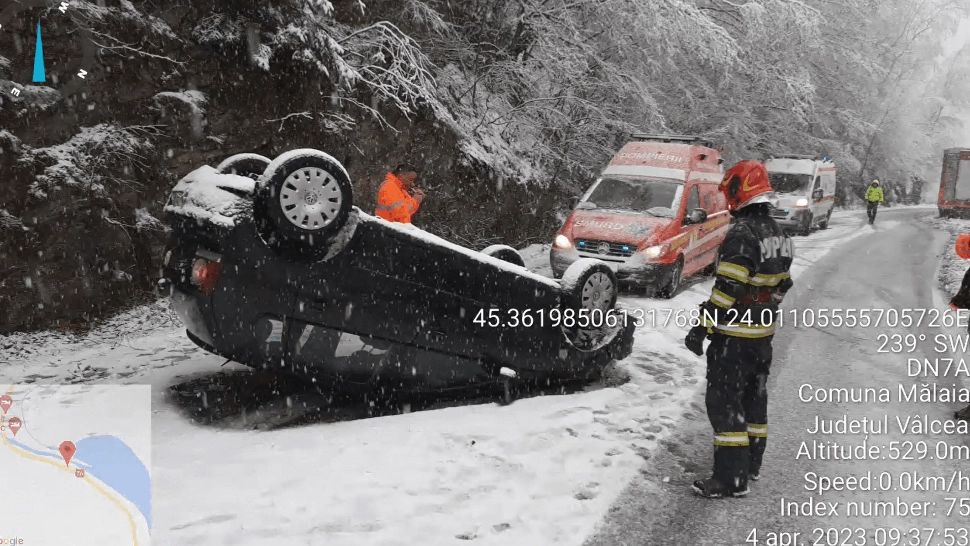 Mașină răsturnată pe Valea Oltului - două victime. Traficul, îngreunat în zonă - VIDEO