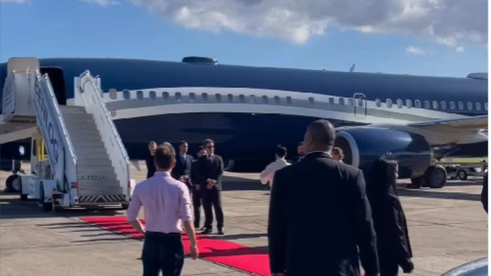 Avionul cu care s-a deplasat Klaus Iohannis/ Captură video rubensjunior_jr