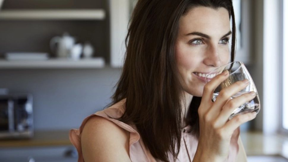 Cât de bine este să bei apă noaptea - Ce se întâmplă în organismul tău