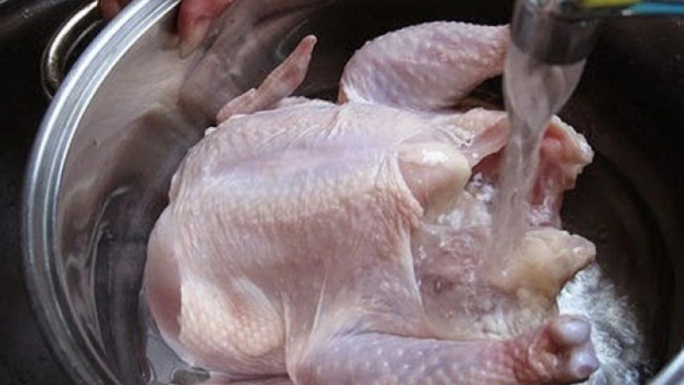 De ce NU este bine să speli carnea de pui înainte s-o găteşti 