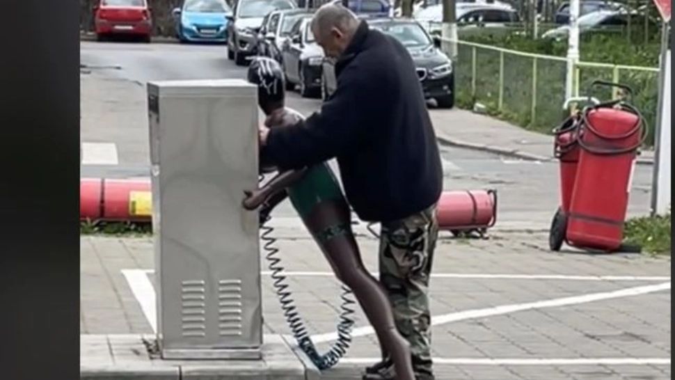 Un bărbat și „partenera” sa. Foto/Captură TikTok