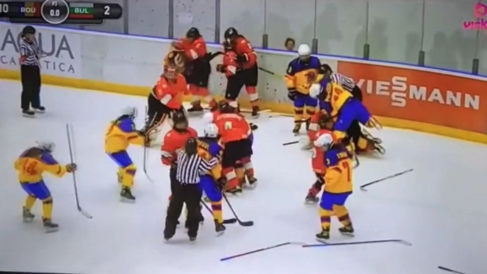 Bătaie la cupa de hochei feminin între echipele României și Bulgariei. Video - cum și-au împărțit jucătoarele pumni, picioare și crose