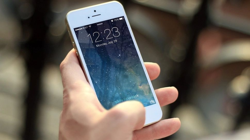 Pericolul la care te expui dacă dormi cu telefonul sub pernă