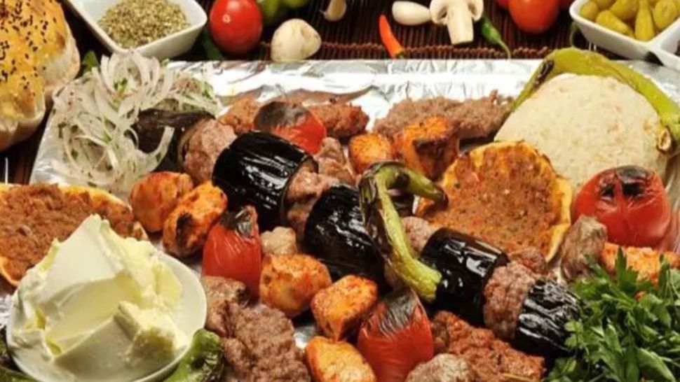 Cum să combinăm alimentele la masa de Paște. 10 reguli prin care chiar putem slăbi de sărbători