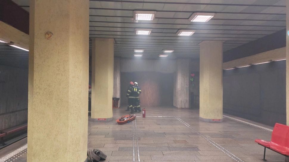 Circulația la stația de metrou Costin Georgian - reluată. Clipe de PANICĂ pentru zeci de bucureșteni după ce un cablu electric a luat foc