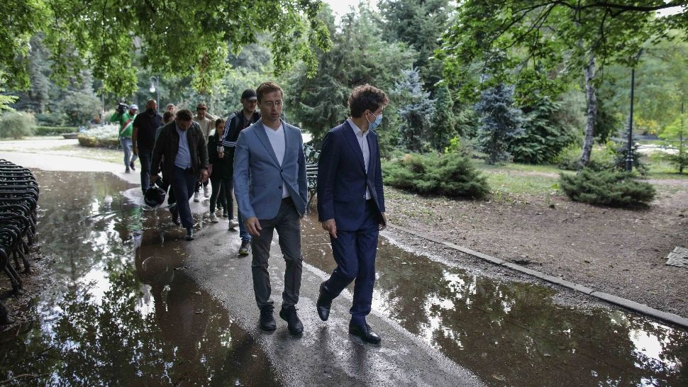 Nicușor Dan, la pas prin Cișmigiu. Foto/Inquam