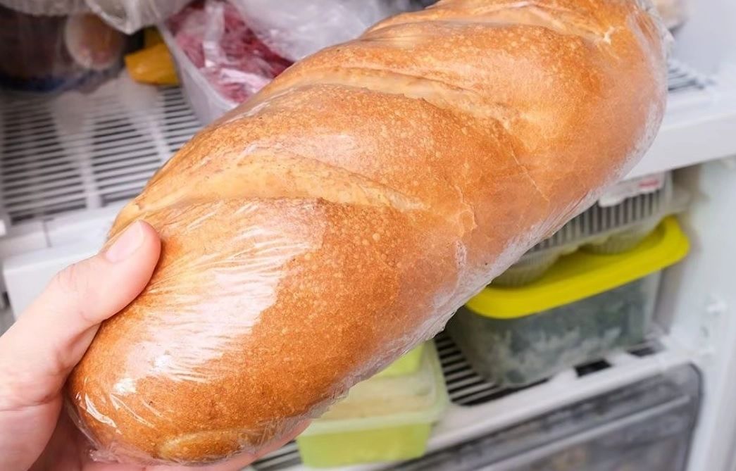 Ce se întâmplă în corpul tău dacă mănânci pâine păstrată la frigider. Nu te așteptai la așa ceva!