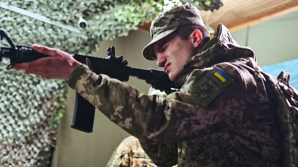 Cetăţeni ruşi, arestaţi după ce au încercat să se înroleze în armata ucraineană
