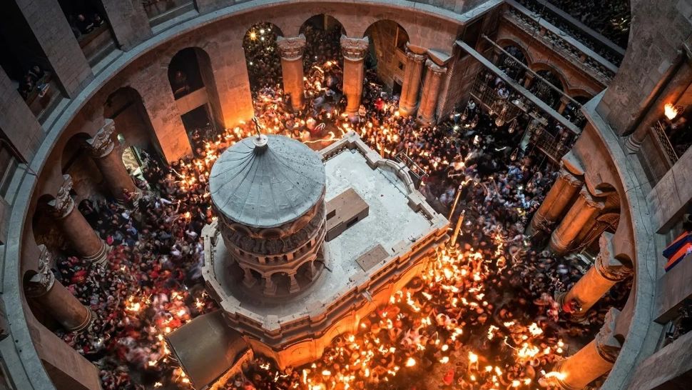 Paște 2023. Lumina Sfântă de la Ierusalim ajunge peste Prut, la Chișinău, cu ajutorul Patriarhiei Române