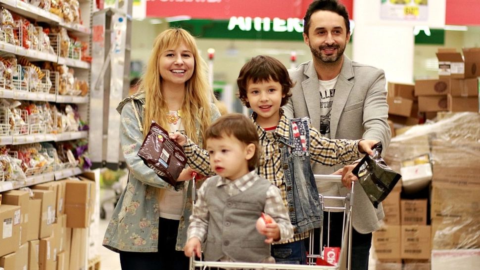 Au venit datele cu cheltuielile de Paște. Românii au cumpărat mai multă mâncare, dar mai puține jucării decât anul trecut