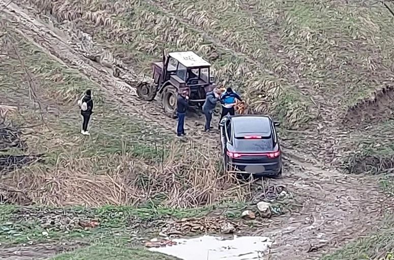 Porsche Cayenne, scos din noroi de un tractor vechi de peste 30 de ani. Operațiunea, asistată de jandarmi