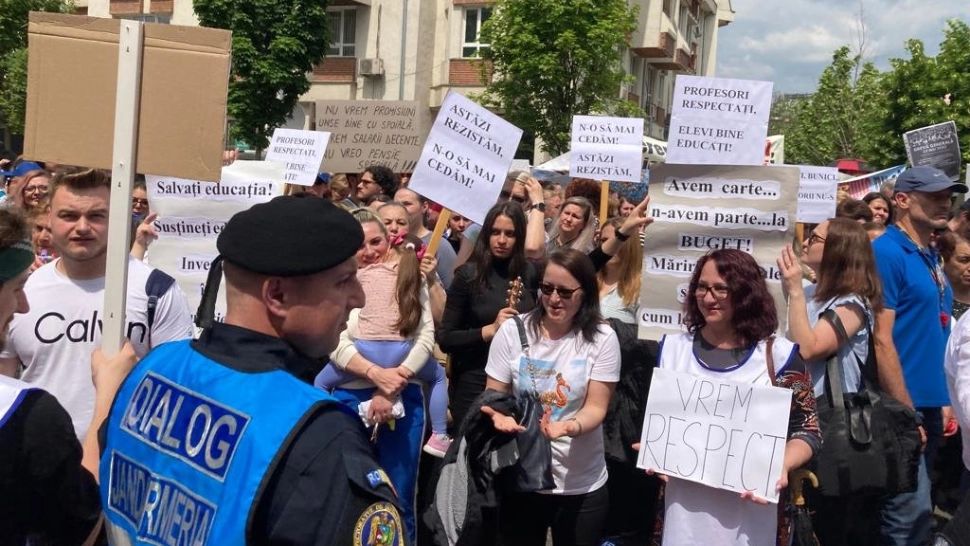 Protest cu scandal - profesorii au lovit mașina prefecturii. Haos la Cluj - VIDEO
