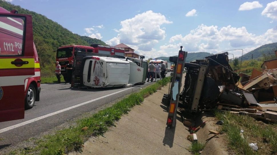 Impact devastator între un autocar plin cu pasageri, o autoutilitară și două mașini - un mort, 4 răniți. Trafic oprit - VIDEO