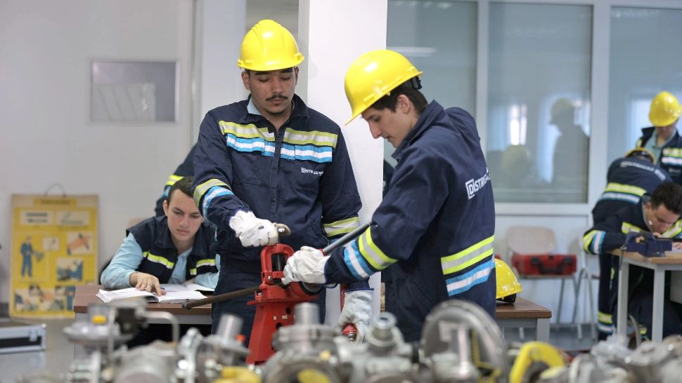 Burse de până la 1.050 lei lunar pentru elevii care aleg să învețe meseria de instalator (P)