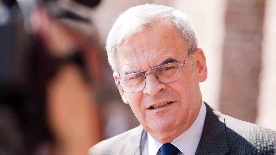 Iohannis, obligat să-i plătească lui Laszlo Tokes 4.700 de lei, după retragerea Ordinului "Steaua României"