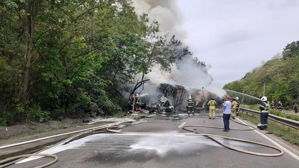 Impact violent între un camion și o cisternă, lângă București - incendiu uriaș. Circulația, oprită total: un mort și un rănit