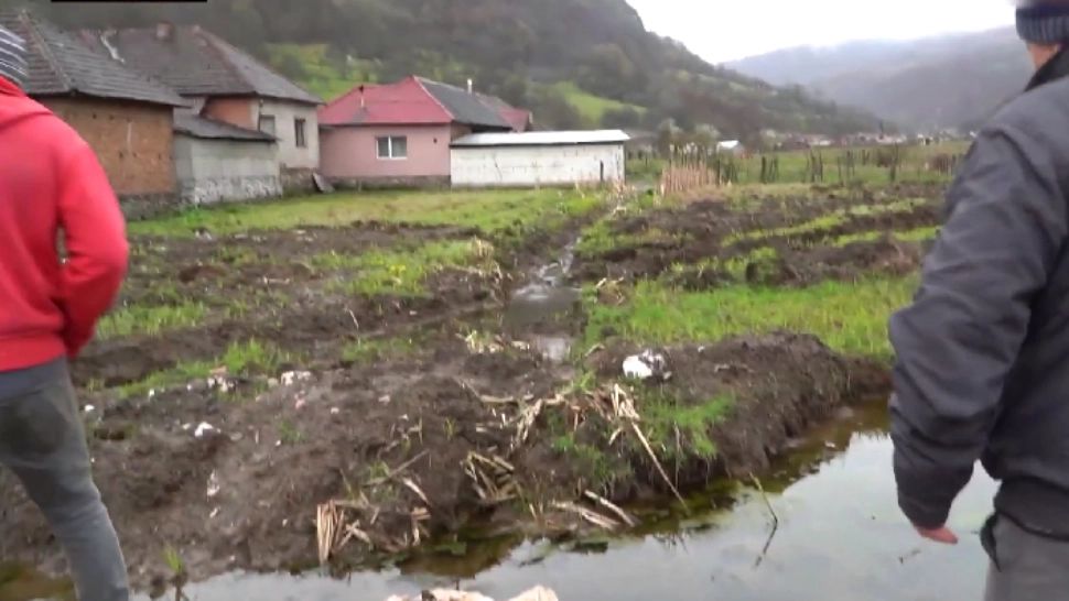 Poduri încropite, diguri tencuite, evenimente pompoase, într-un cătun cu 25 de oameni. Satul cu record de risipă de bani pe cap de locuitor