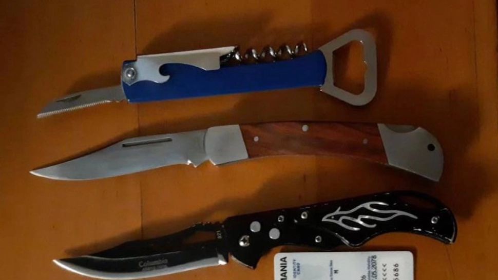 Cuțite și alte arme albe, aduse de revoluționari în Parlament! Unul dintre ei susține că are acasă o ,,grenadă”. ANCHETĂ uriașă