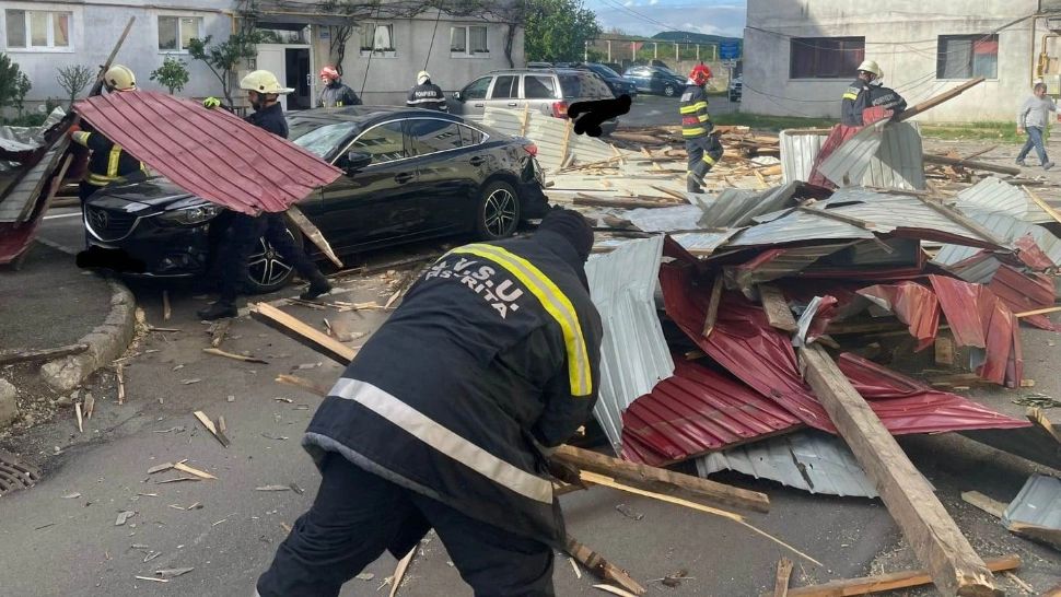 A fost prăpăd în Bistrița. Furtuna a smuls un acoperiș și a doborât copaci. Mai multe autoturisme avariate - FOTO