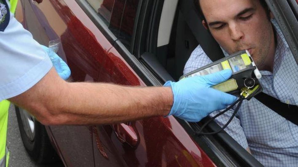 Mai iese pozitiv alcooltestul dacă mesteci gumă? Cunoscutul mit urban, supus experimentului. VIDEO 