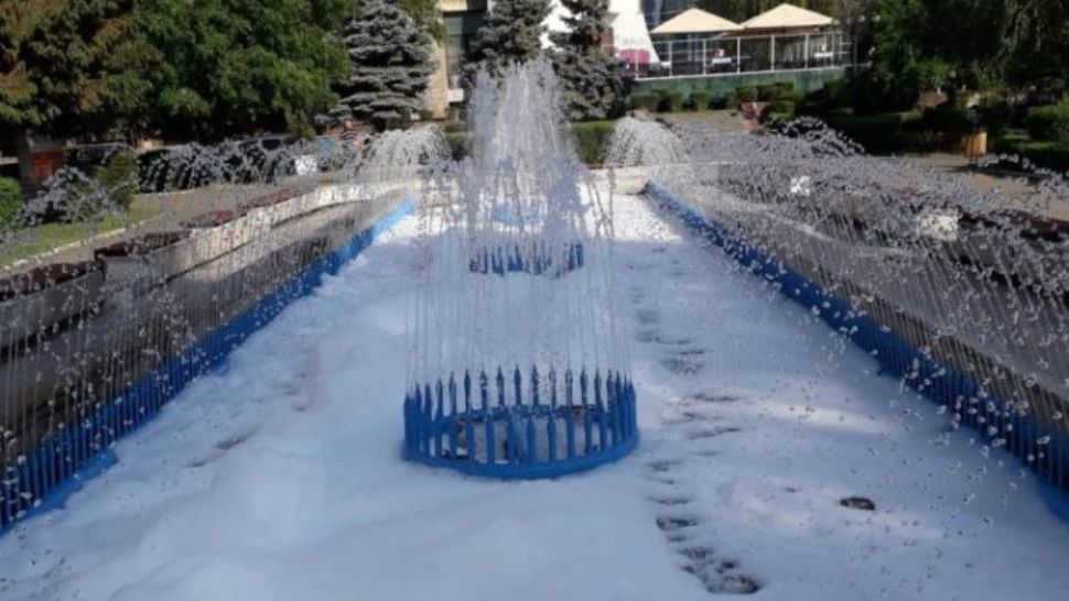 Fântâna arteziană din Ploiești a fost vandalizată. Locul este acum plin cu...spumă