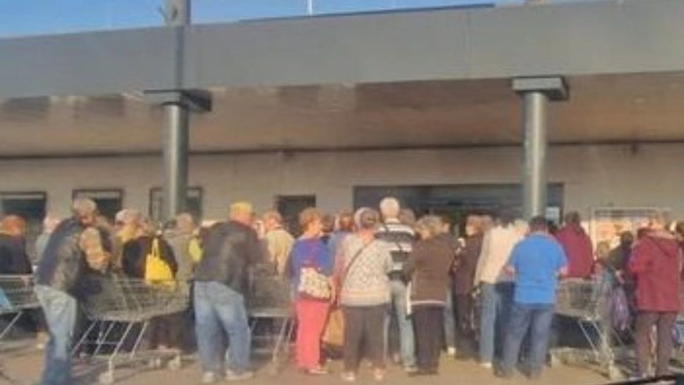 S-au călcat în picioare pentru LUMÂNĂRI la ofertă. Scene ireale într-un supermarket din Giurgiu - VIDEO 