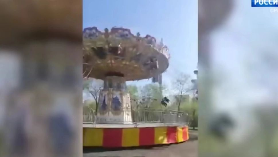 Momentul în care un carusel plin cu copii se prăbușește în gol. Mai multe victime în urma incidentului. VIDEO