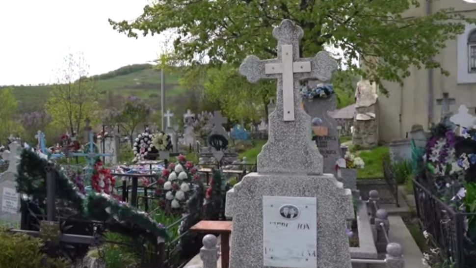 A locuit cu copiii într-un cavou! Povestea incredibilă a femeii care a fugit de bătăile soțului: „Ne-am ascuns în cimitir”