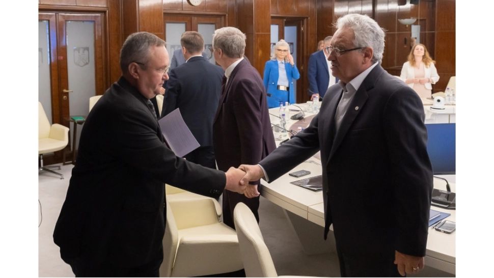 Ciucă și Simion Hăncescu de la FSLI. Foto/Guvern