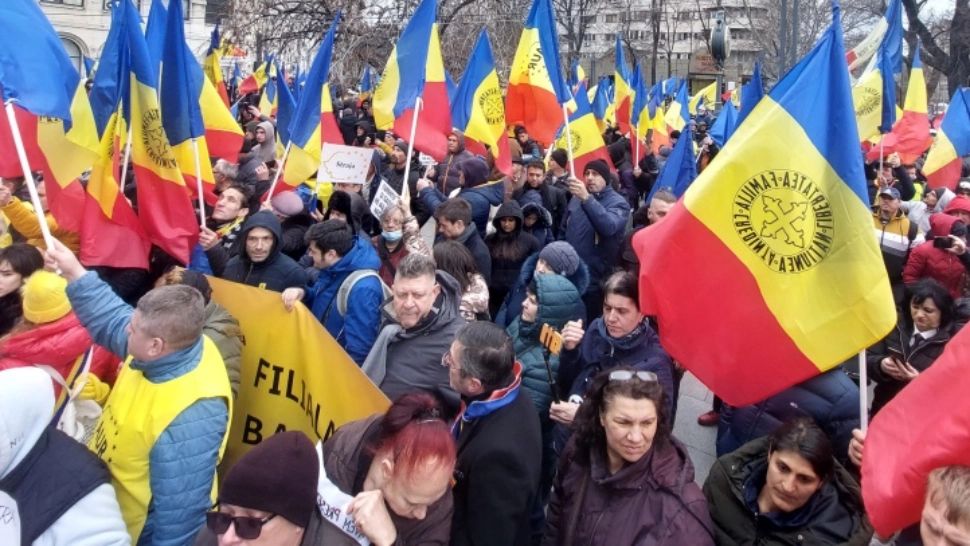 Brațul lung al legii ajunge la AUR după mitingul din Capitală: Un microbuz plin cu simpatizanți, oprit în trafic de polițiștii din Alba