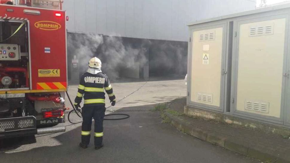 Incendiu la Arad - Serviciile de permise și Evidența populației, în flăcări Foto: ISU Arad