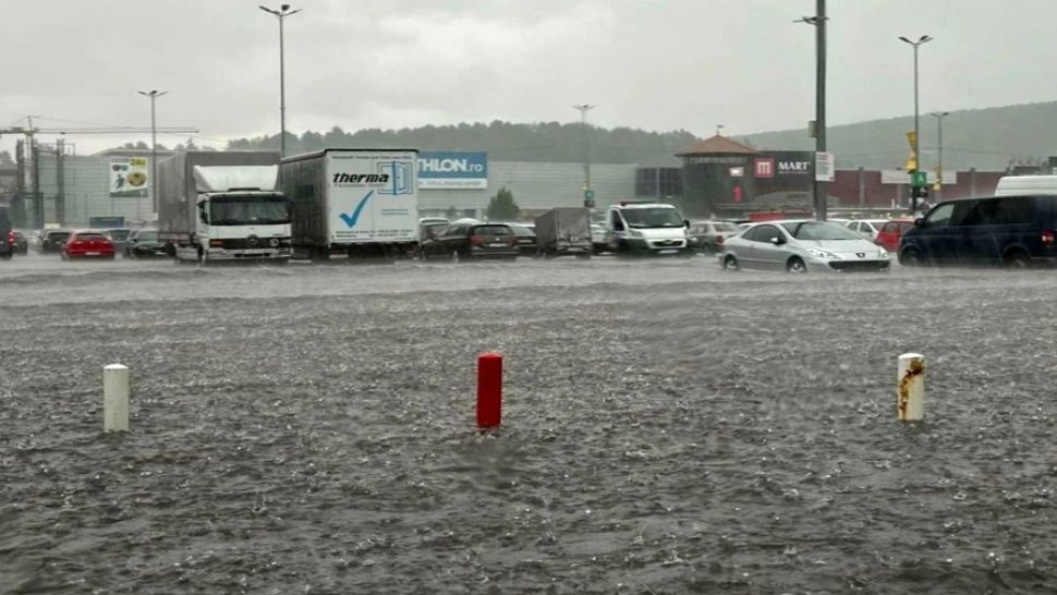 Panică în parcarea unui centru comercial din Cluj: 10 persoane au rămas blocate în maşini din cauza inundaţiei - VIDEO