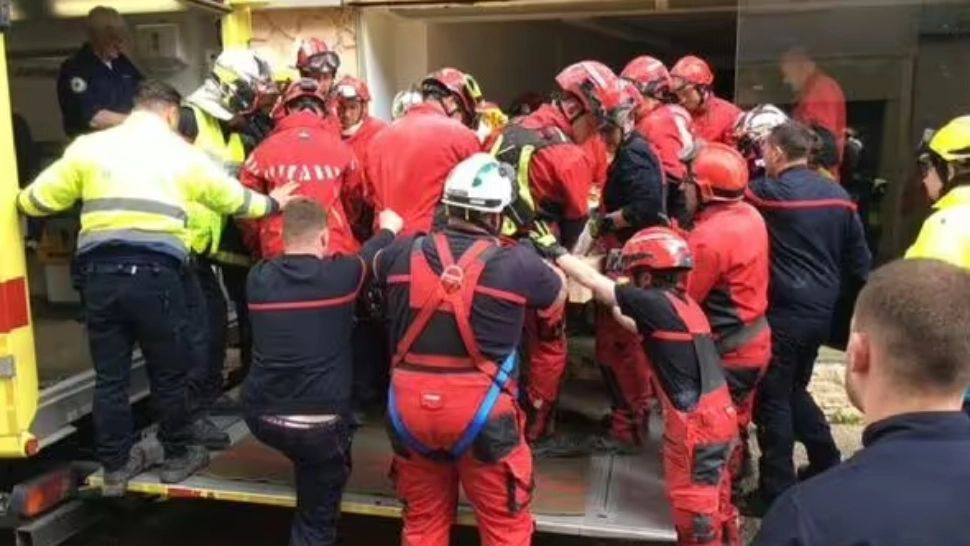 Fără precedent. Femeie de aproape 400 de KILOGRAME, scoasă din casă după ce pompierii au demolat mai multe ziduri