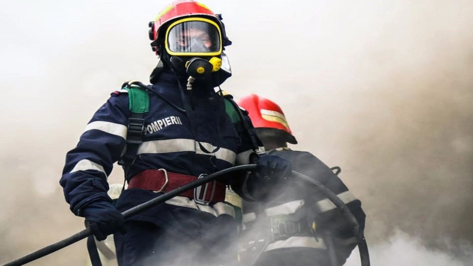 Pompier din Suceava, în stare gravă după ce a inhalat o substanță necunoscută. Alți doi colegi aveau halucinații și delirau