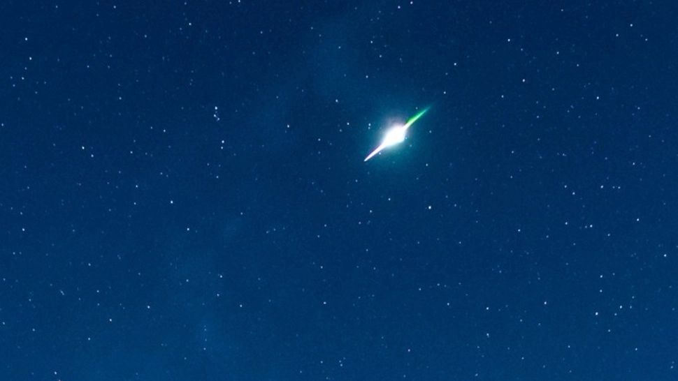 Val de fenomene astronomice în prima săptămână din mai. Între ele, o ECLIPSĂ și cometa HALLEY