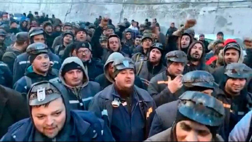 Foștii mineri de la CE Oltenia, lăsați fără pensie! PROTEST la Casa de Pensii Gorj - Acuzații grave către sindicate și management - VIDEO