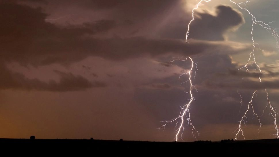 Avertisment de ultimă oră de la meteorologi:  COD PORTOCALIU de FURTUNĂ și descărcări electrice în județele Constanța și Tulcea