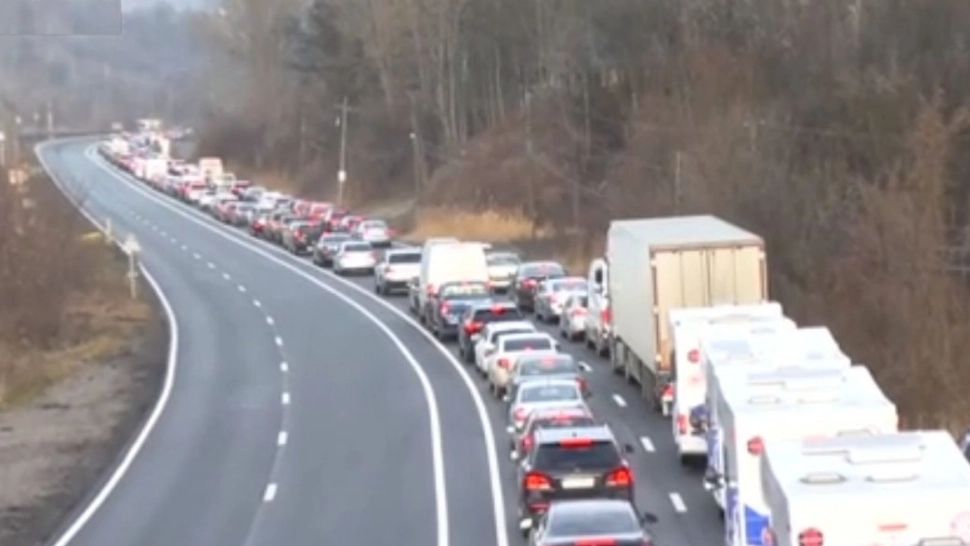 Impact violent pe DN1, la Posada: 2 persoane rănite după ce 3 mașini s-au ciocnit - Circulație restricționată