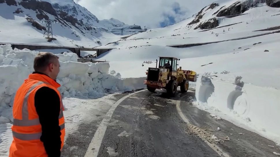 Nămeți de aproape 6 metri, pe Transfăgărășan. Foto/Profimedia