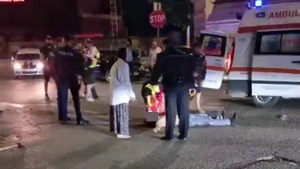 Doi răniți grav, după ce un bărbat a intrat intenționat cu mașina într-un grup de oameni - incident șocant, în Râmnicu Sărat. FOTO