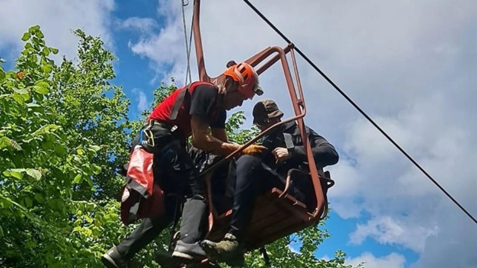 Vacanță de coșmar, în Săcele, județul Brașov: zeci de turiști au rămas blocați în telescaun - FOTO