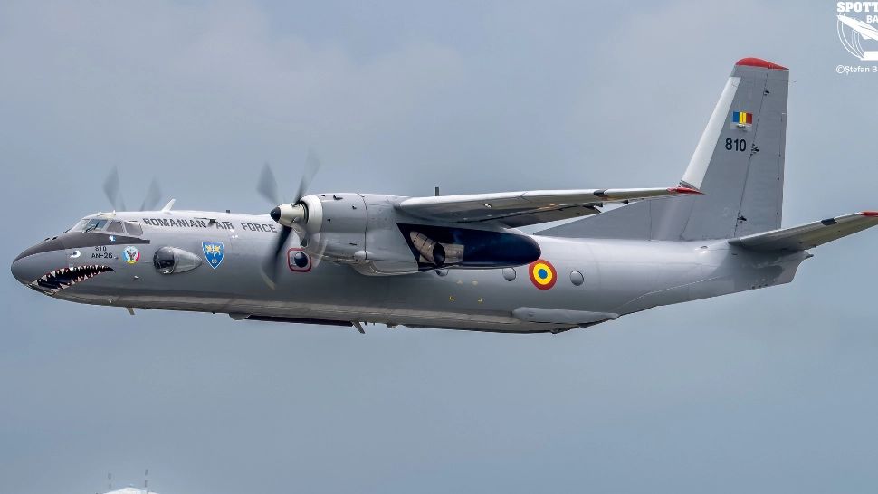 Un avion Antonov a fost redecorat cu chip de rechin. Foto: Facebook