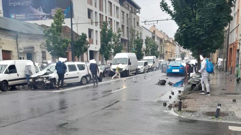 Accident cumplit, cu 3 mașini, în Cluj: 4 victime, după ce un autoturism a intrat pe contrasens