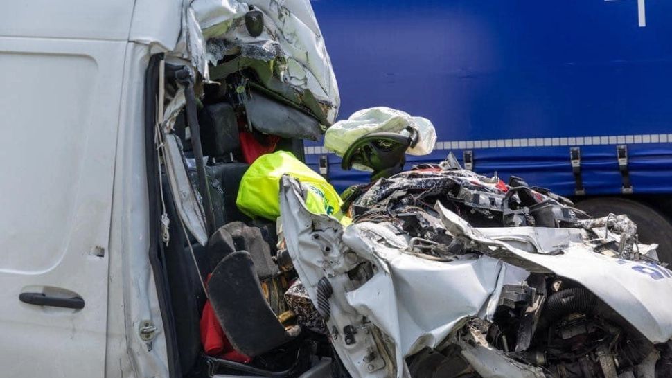 Dubă cu numere de România, accident NIMICITOR pe o autostradă din Ungaria. Șoferul A MURIT pe loc - FOTO