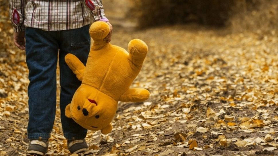 Peste jumătate de milion de copii români au unul sau ambii părinţi plecaţi la muncă în străinătate