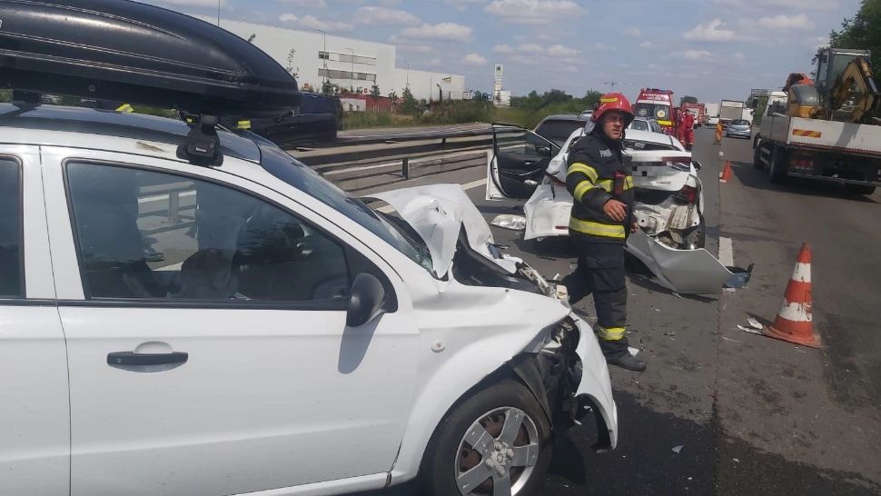 Carambol pe A1. Cinci mașini implicate. 3 persoane au ajuns la spital. Foto/ISU Giurgiu