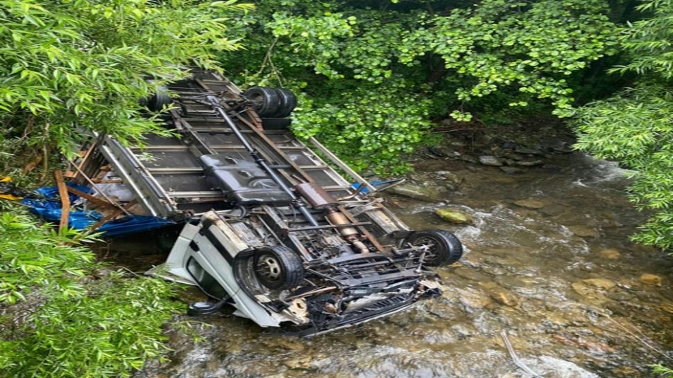 S-a urcat băut la volan și a ajuns cu camionul de 7,5 tone în albia unui pârâu. Trafic îngreunat pe pe DN 7