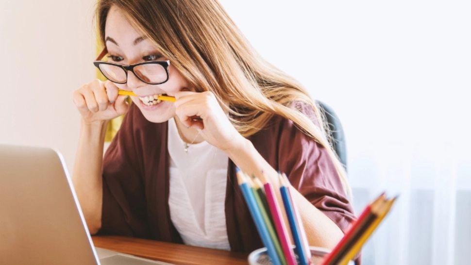 Elevă, trimisă în judecată pentru că și-a „bârfit”colegii că fură din ghiozdane sau că întrețin relații sexuale în băile școlii
