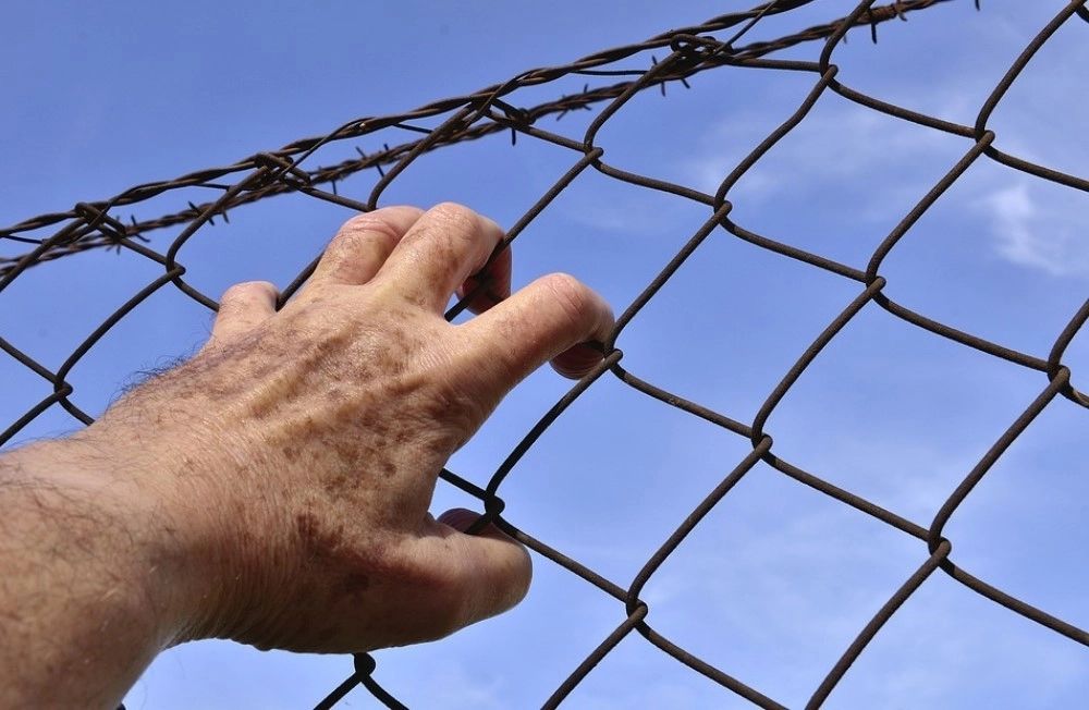 A fost prins deținutul evadat din Penitenciarul Timișoara: poliția, în stare de alertă maximă. De ce fusese aruncat în spatele gratiilor