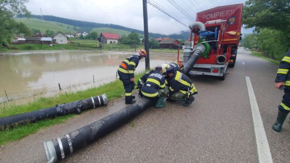 Zile de foc pentru pompierii care au scos apa din casele oemanilor. Foto/ISU